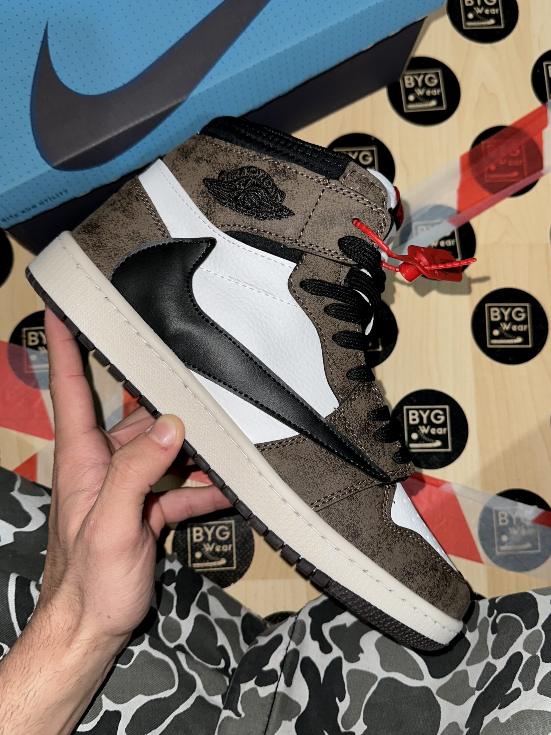 image00014 Travis Scott x Air Jordan 1 Retro High Og ‘mocha’ - Görsel 1